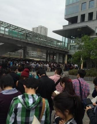 《口袋妖怪：歐米伽紅寶石/阿爾法藍(lán)寶石》預(yù)售現(xiàn)場(chǎng)超長隊(duì)列：能與腎機(jī)一戰(zhàn)