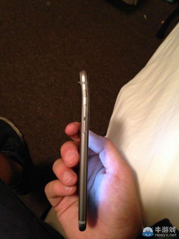 iPhone 6承壓測試 僅雙手就能掰彎且易磨損