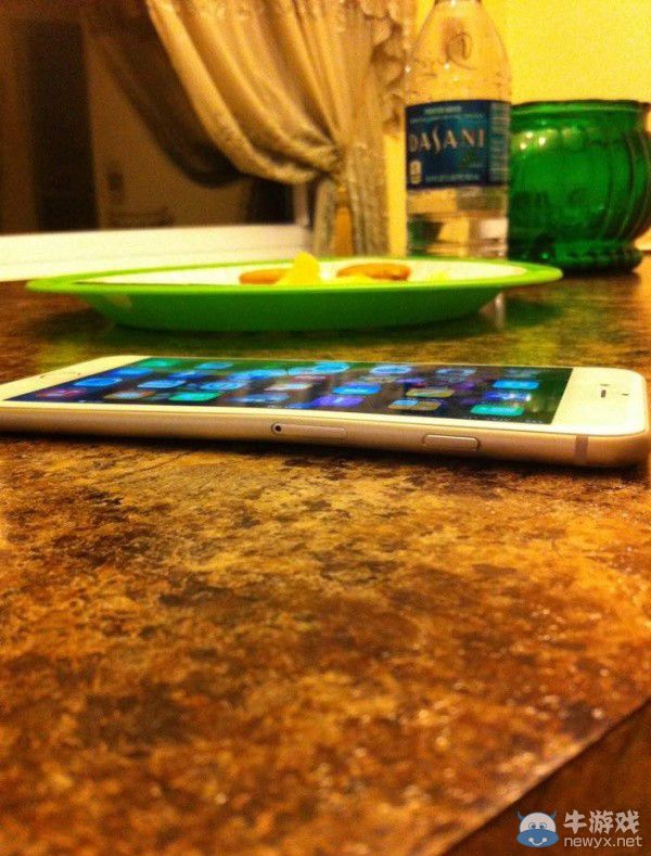 iPhone 6承壓測試 僅雙手就能掰彎且易磨損