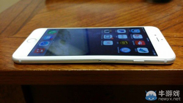 iPhone 6承壓測試 僅雙手就能掰彎且易磨損