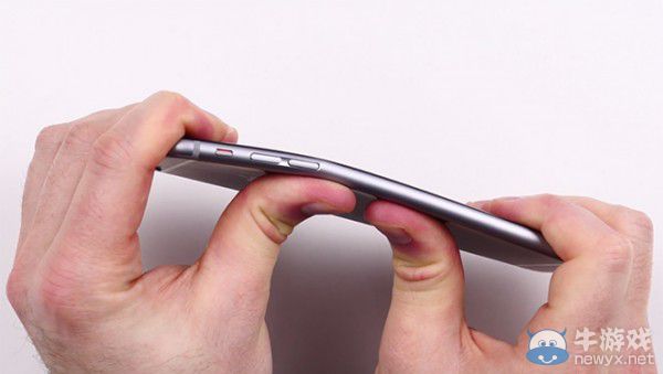 iPhone 6承壓測試 僅雙手就能掰彎且易磨損