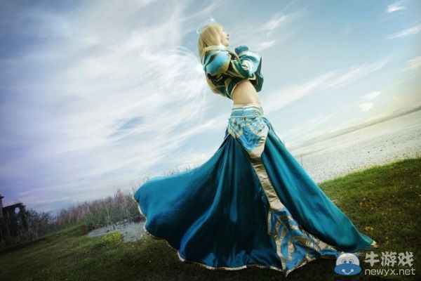 國服女玩家COS《魔獸世界》牧師 藍天綠草配美女