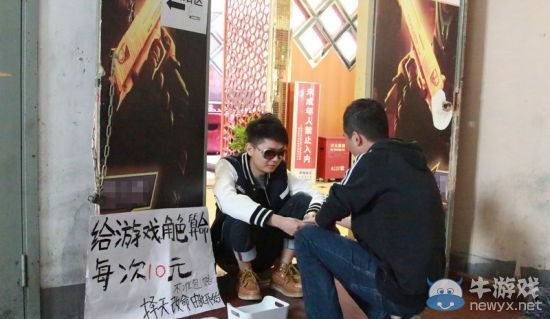 90后也是蠻拼的!騷年擺攤為游戲角色算命 生意挺火