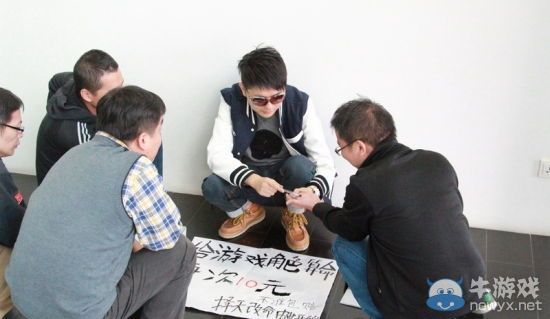 90后也是蠻拼的!騷年擺攤為游戲角色算命 生意挺火