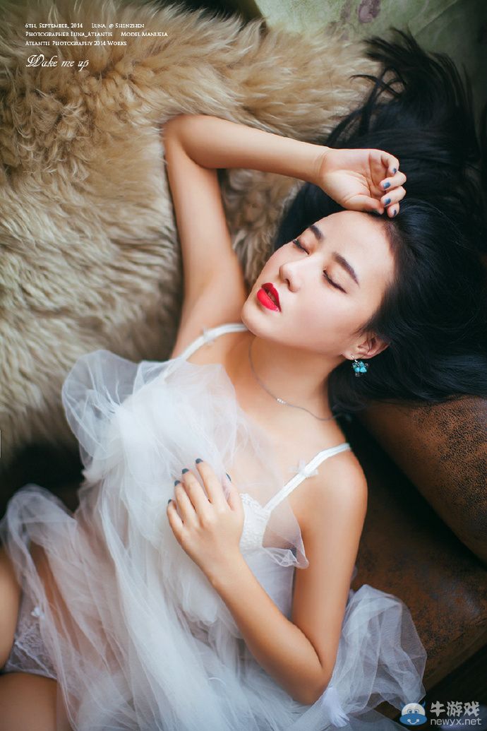 長發MM身穿一襲白衣猶如綻放在水中的白蓮花