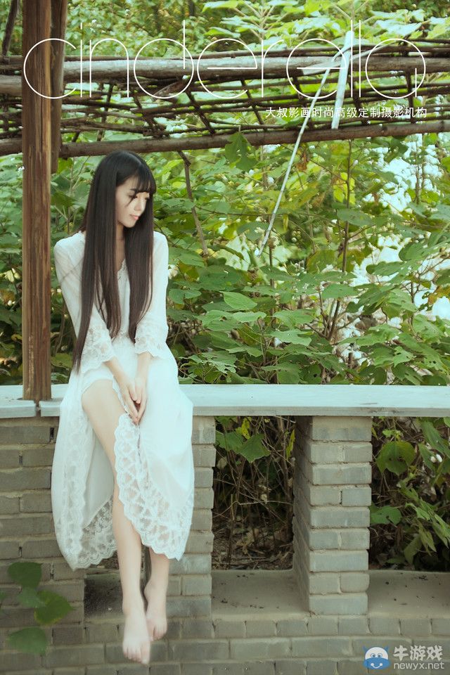 長發MM身穿一襲白衣猶如綻放在水中的白蓮花