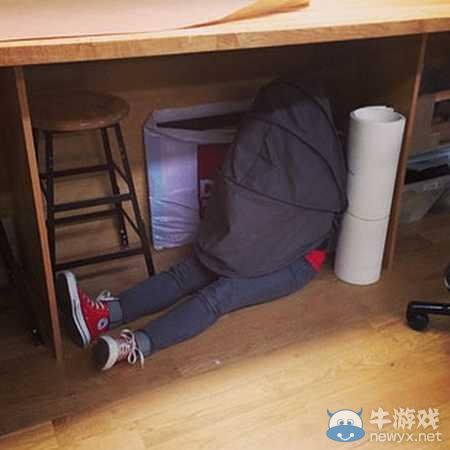這哥們,絕了!腦袋插刀面不改色,肯定是高手!