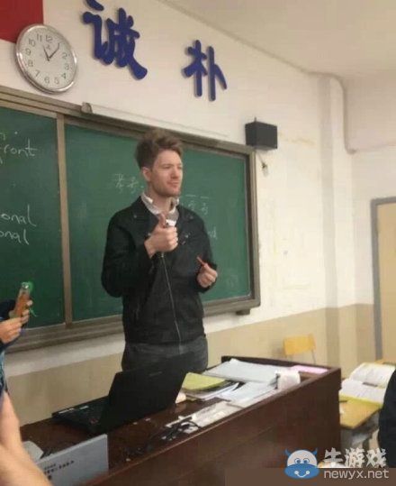 9個(gè)老外吃辣條的搞笑瞬間 辣條成功走向國際市場了!