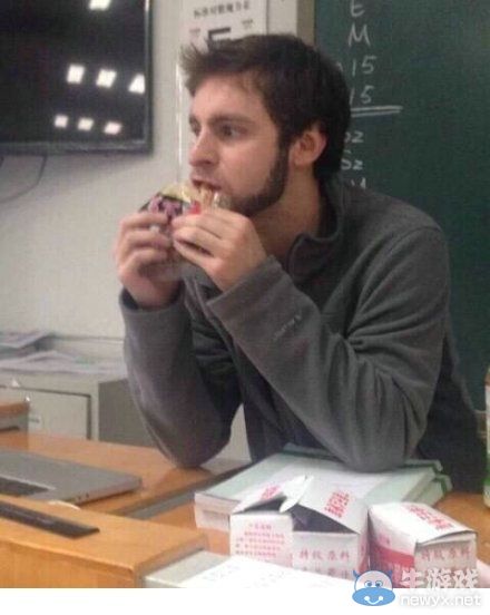9個(gè)老外吃辣條的搞笑瞬間 辣條成功走向國際市場了!