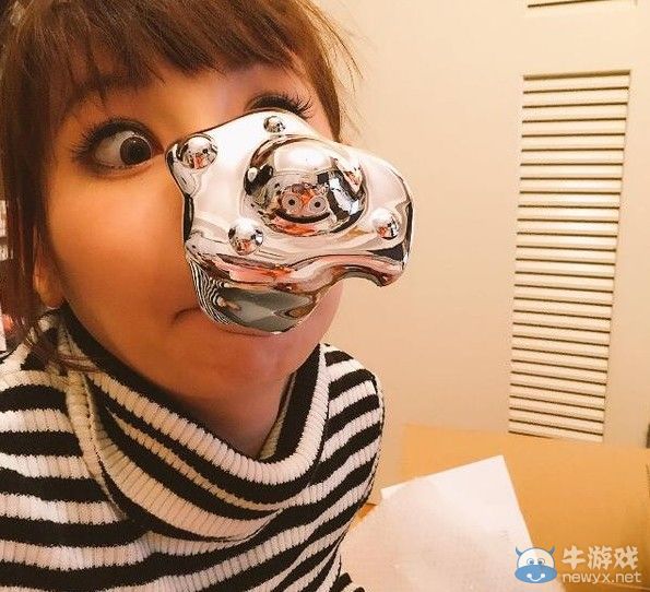 日本女優(yōu)中川翔子怒曬金屬史萊姆版PS4 嘴里塞的滿滿的