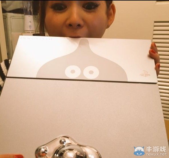 日本女優(yōu)中川翔子怒曬金屬史萊姆版PS4 嘴里塞的滿滿的