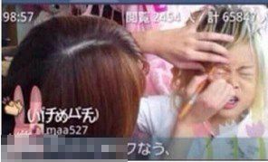 日本18歲辣媽把6歲兒當牛郎養 上傳與兒子舌吻照