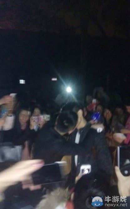 大震驚!高校現(xiàn)男男表白 二人牽手成功甜蜜擁吻