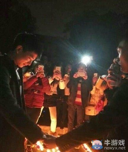 大震驚!高校現(xiàn)男男表白 二人牽手成功甜蜜擁吻