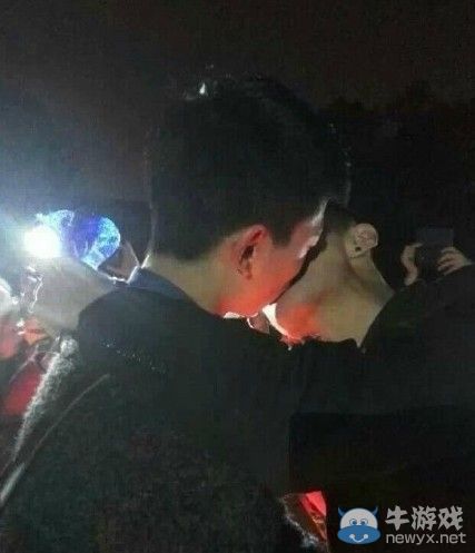 大震驚!高校現(xiàn)男男表白 二人牽手成功甜蜜擁吻