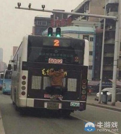 國產阿三“壁虎哥”  扒公交尾部省車錢