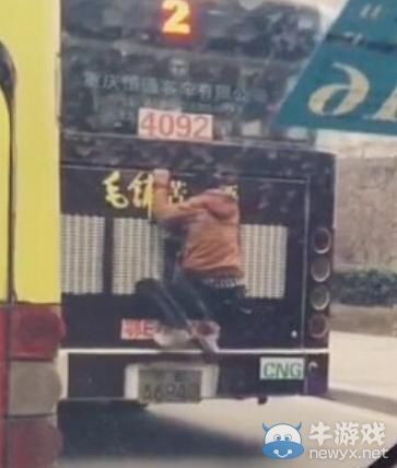 國產阿三“壁虎哥”  扒公交尾部省車錢