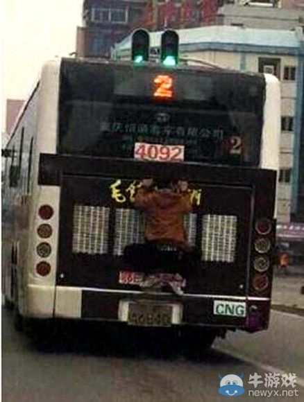 國產阿三“壁虎哥”  扒公交尾部省車錢
