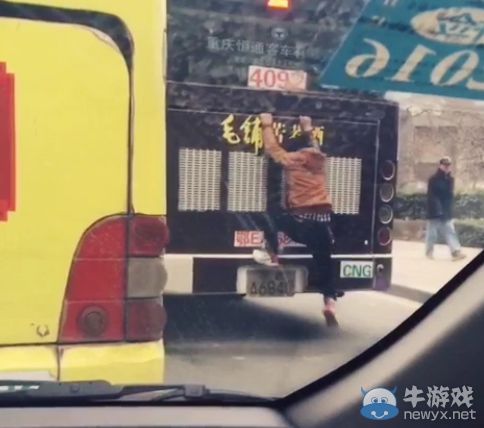 國產阿三“壁虎哥”  扒公交尾部省車錢