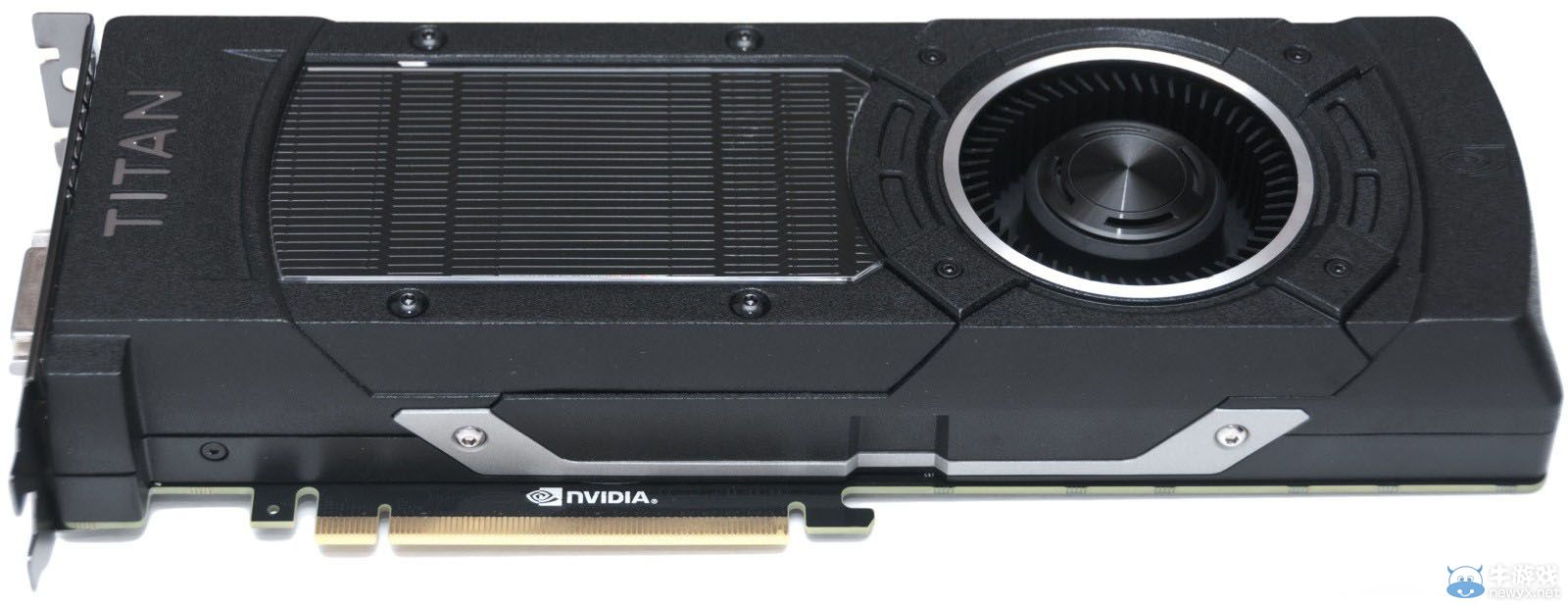 GTX Titan X開箱 外殼變黑 背板消失
