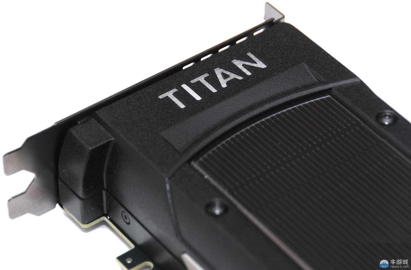 GTX Titan X開箱 外殼變黑 背板消失