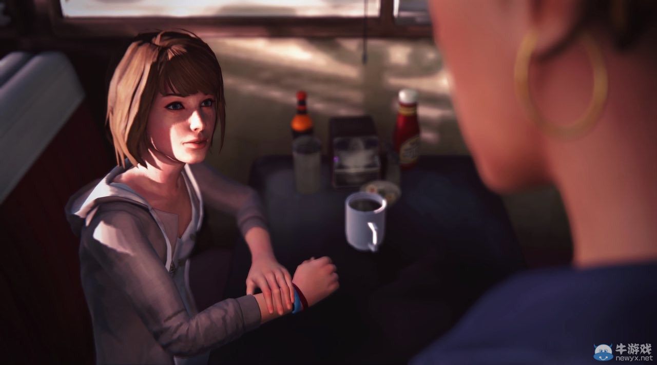 《奇異人生》第二章游戲截圖：萌妹手拉手散步好溫馨！