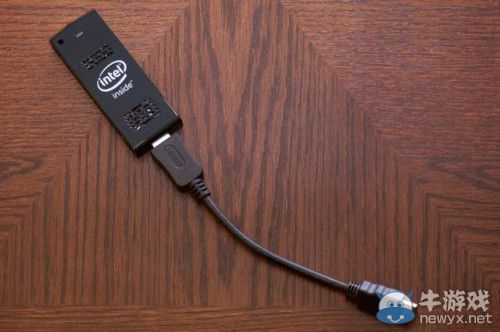 全球最小的主機：Compute Stick 比充電器還小