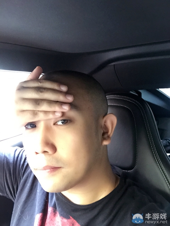 爐石高玩組合誕生 囚徒王師傅齊剃光頭