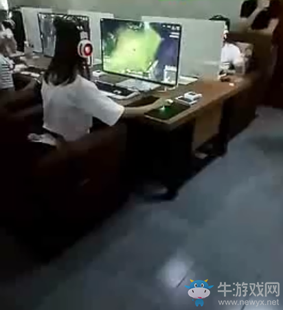 男子網(wǎng)吧求婚被打：耽誤老娘玩游戲！