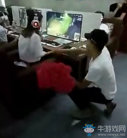 男子網(wǎng)吧求婚被打：耽誤老娘玩游戲！