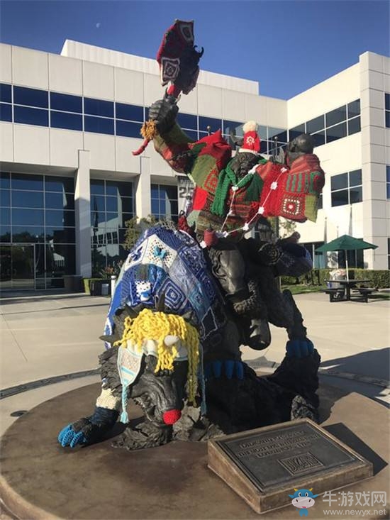 《魔獸世界》圣誕節暴雪員工惡搞狼騎雕像