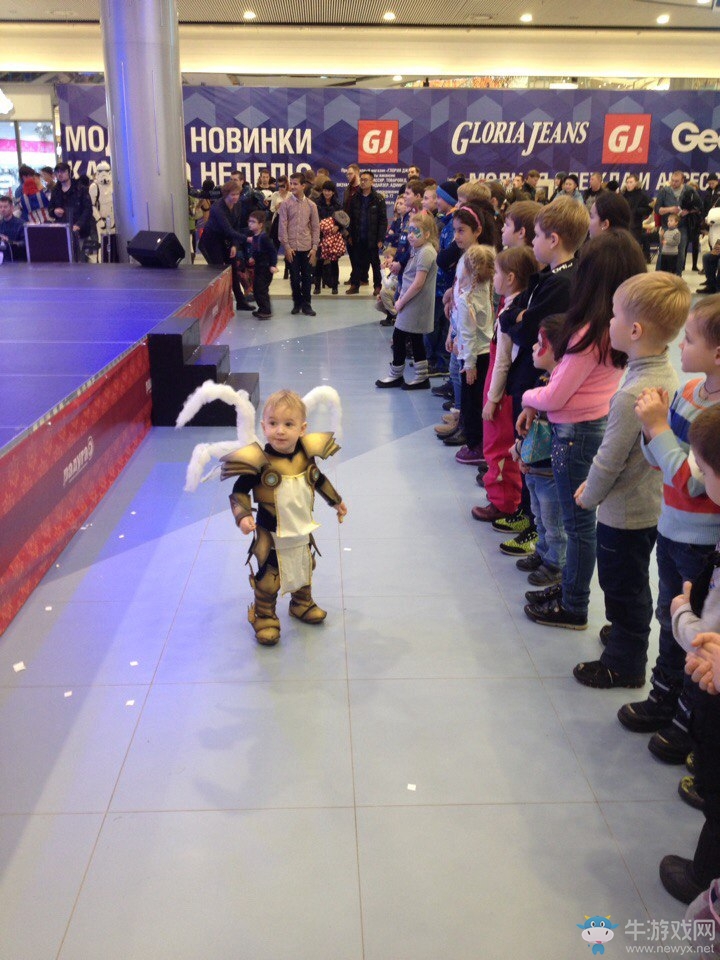 真的嚇哭寶寶了！俄羅斯美女性轉(zhuǎn)COS《魔獸世界》古爾丹