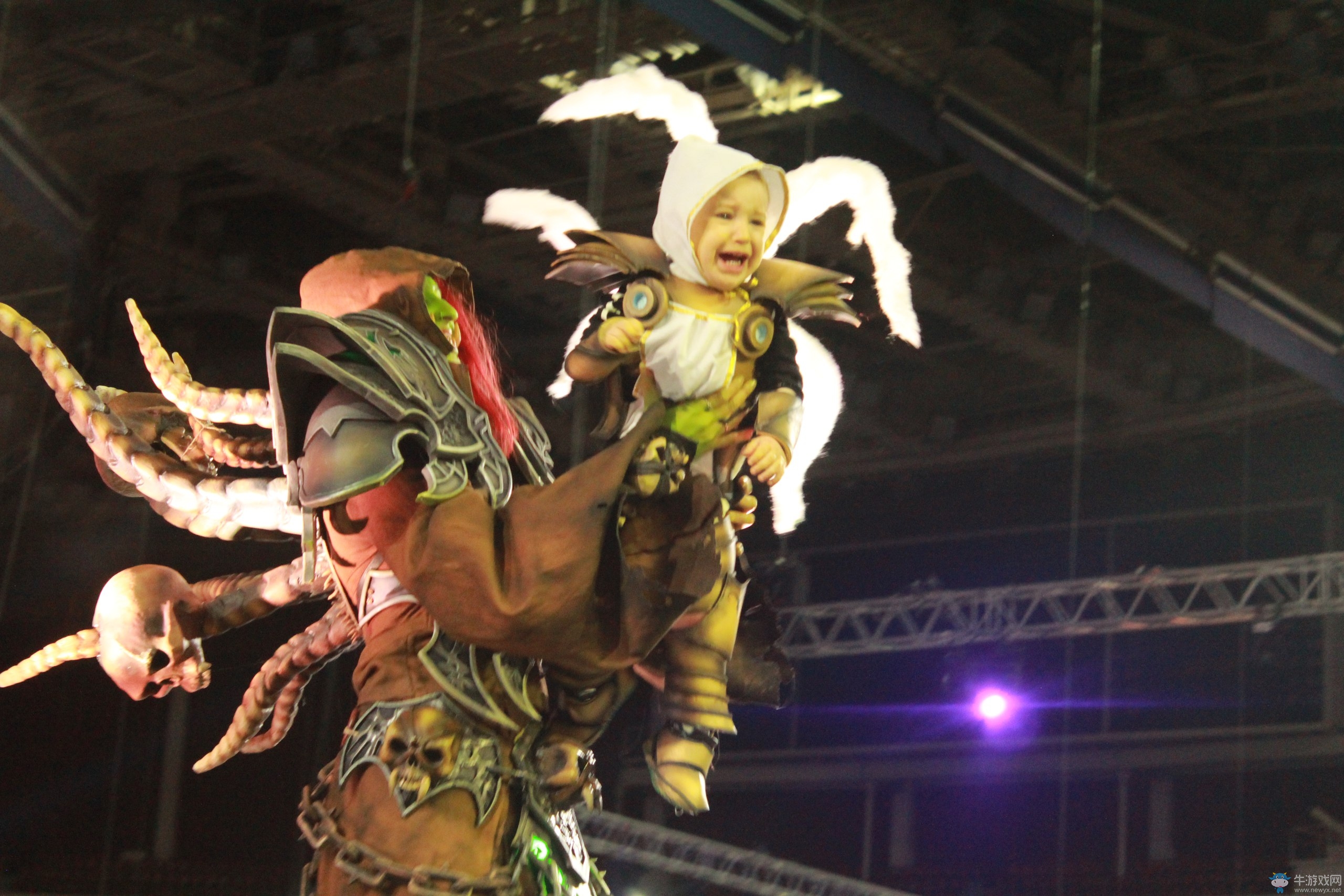 真的嚇哭寶寶了！俄羅斯美女性轉(zhuǎn)COS《魔獸世界》古爾丹