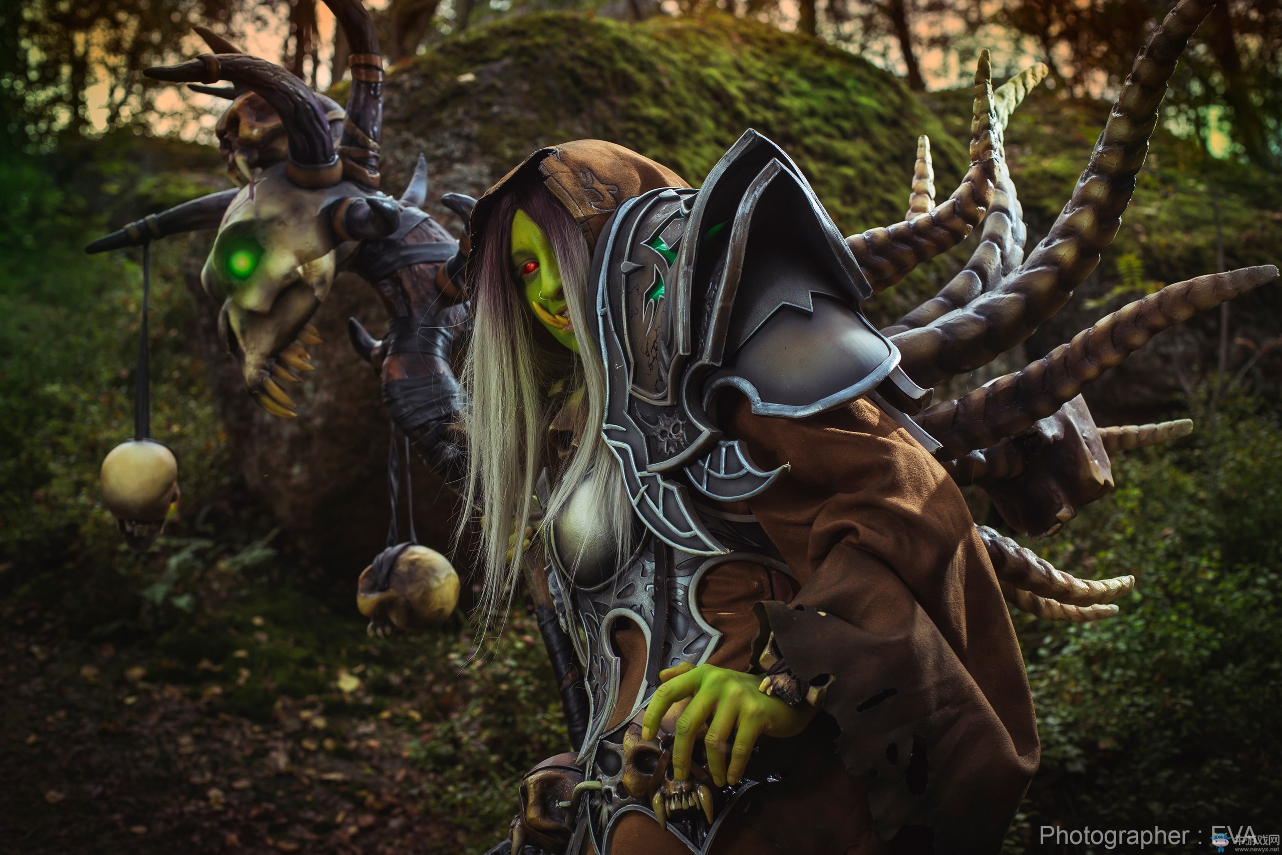 真的嚇哭寶寶了！俄羅斯美女性轉(zhuǎn)COS《魔獸世界》古爾丹