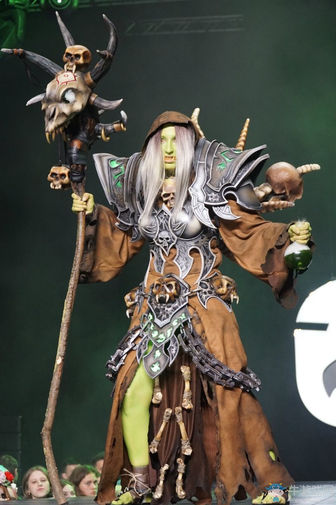 真的嚇哭寶寶了！俄羅斯美女性轉(zhuǎn)COS《魔獸世界》古爾丹