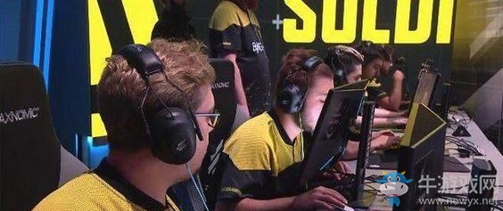 《CS：GO》SLI賽場現(xiàn)真人形外掛 屏幕貼臉則自帶四倍鏡！