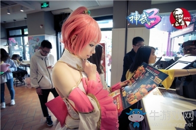 現(xiàn)場(chǎng)速報(bào) 《神武3》小昕集結(jié)玩家肯德基歡樂(lè)吃雞