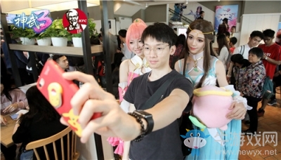 現(xiàn)場(chǎng)速報(bào) 《神武3》小昕集結(jié)玩家肯德基歡樂(lè)吃雞