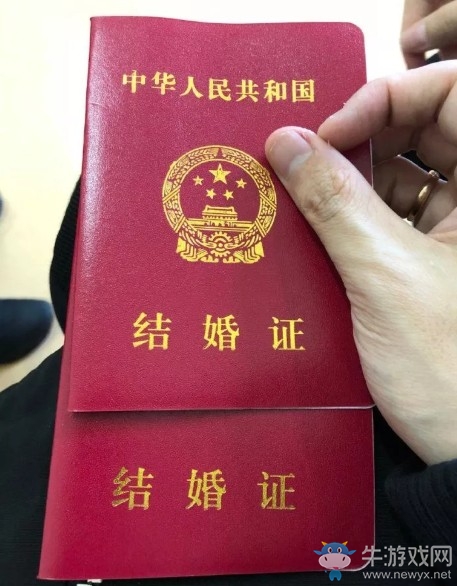 《LOL》情人節第一碗狗糧，前WE輔助卷毛正式與女友領證