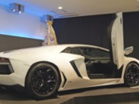 《極品飛車16：亡命狂飆》日本發(fā)布會(huì)現(xiàn)場(chǎng) 長(zhǎng)腿靚妹配酷車